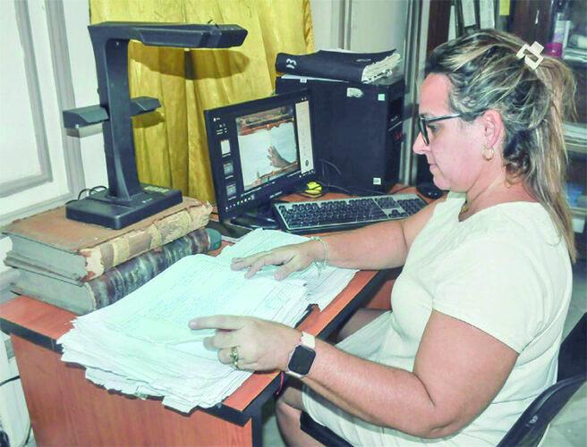 En la norma se contempla la digitalización de libros históricos que datan desde 1875. Foto: Tomada de Trabajadores