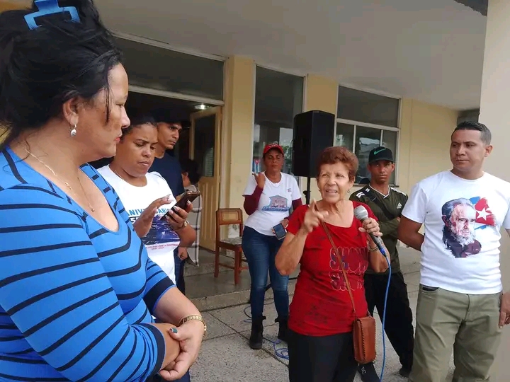 Martha Labrada (de rojo) junto a las principales autoridades políticas y gubernamentales de la Provincia y Manzanillo.// Foto: Tomada de Facebook 