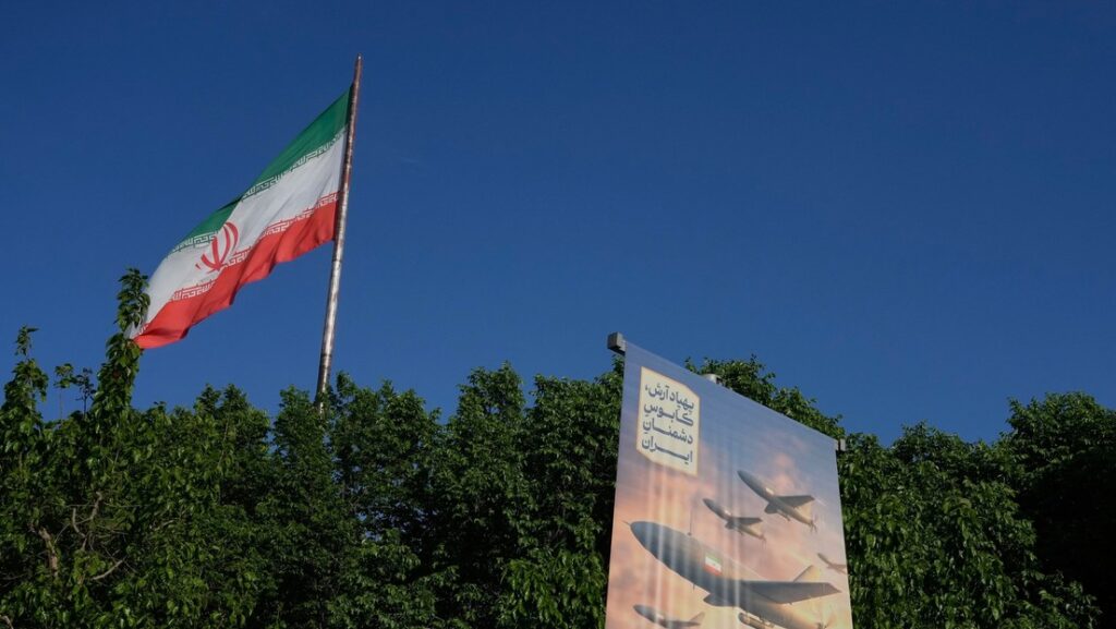 Una pancarta muestra un gráfico que representa drones de fabricación iraní con un letrero en persa que dice: «El dron Arash es la pesadilla de los enemigos de Irán» en Teherán, Irán, 21 de abril de 2026.Vahid Salemi / AP 