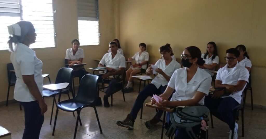 Actividad educativa con estudiantes de medicina, sobre el cuidado y autocuidado con el adulto mayor en el hogar.// Foto: Yaumara Hung Fonseca, especialista de Promocion de Salud. 