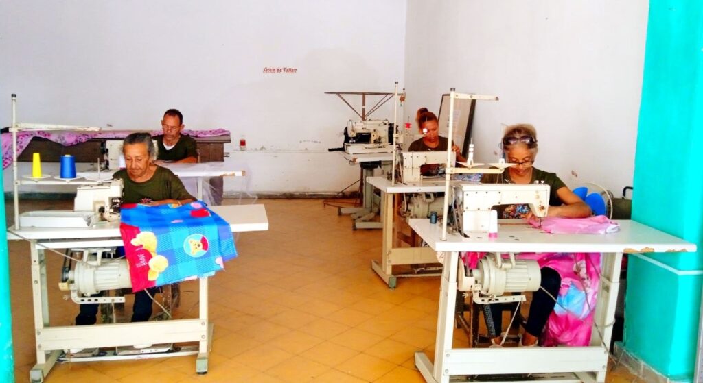 Renueva Manzanillo ofertas comerciales desde el atelier Reparador de Sueños// foto Elienys Pérez Pacheco