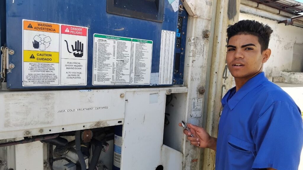 Ángel Alexis es uno de los técnicos de refrigeración de Epigran // Foto: Eliexer Peláez Pacheco.