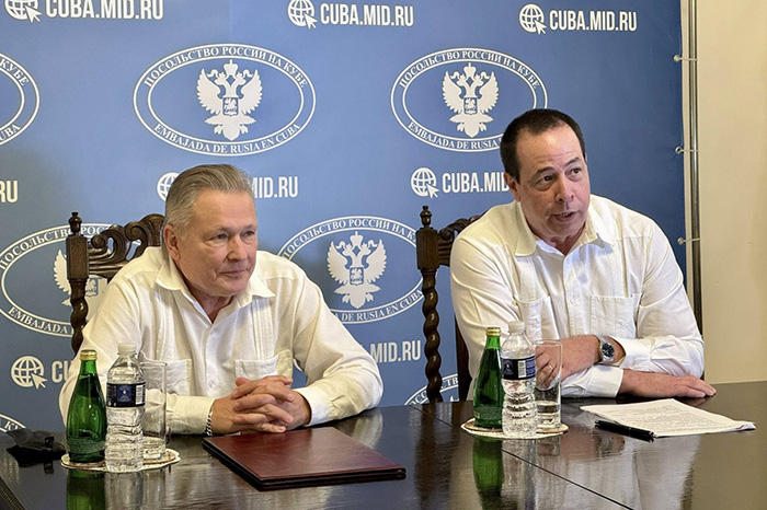 Entrega Rusia a Cuba donativo de medicamentos. // Foto: Agencia cubana de noticias 