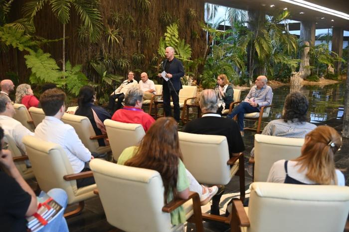 Encuentro de Díaz-Canel con delegados al Coloquio Internacional Patria Foto: Periódico Granma