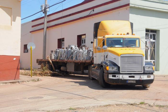 Transformadores para restablecer el servicio eléctrico.// Foto: Juvenal Balán