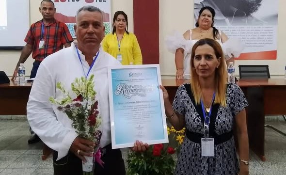 Imagen ilustrativa: Entrega al Dr en Ciencias profesor Titular Rafael Gutiérrez Núñez, de Reconocimiento por el aporte científico técnico a la Medicina Natural y Tradicional // Foto: Universidad de Ciencias Médicas de Granma