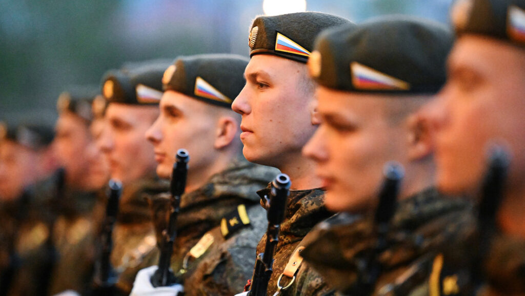 Cadetes permanecen de pie durante un ensayo para un desfile militar en Moscú, Rusia.Yuri Kochetkov / Sputnik