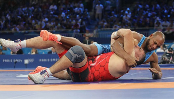 El grequista Gabriel Rosillo (97 kg le recetó 8-0 al colombiano Jhony Arias, 9-1 al estadounidense Timothy Samuel Young y en la discusión del trono venció por pegada al hondureño Kevin Mejía.