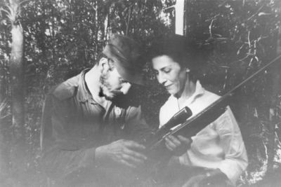 Celia Sánchez en la Comandancia La Plata, junto al Comandante en Jefe Fidel Castro.