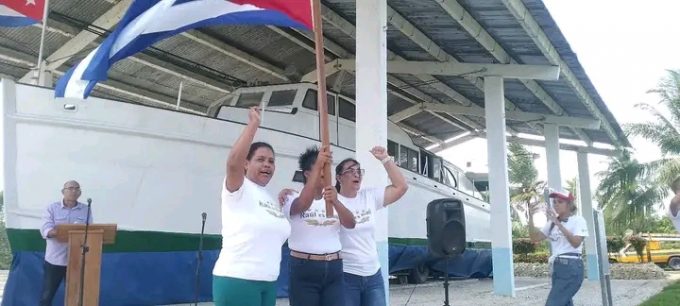 Yudelkis Ortiz Barceló, secretaria del Partido en Granma y, Yanetsy Terry Gutiérrez, gobernadora en la provincia, presidieron el acto de abanderamiento // Foto: La Demajagua