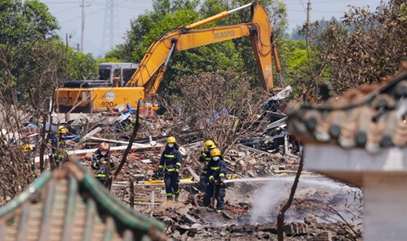Los bomberos trabajan en el lugar de una explosión en una fábrica de fabricación de fuegos artificiales en Liuyang, provincia de Hunan, China. 5 de mayo de 2026. Foto: REUTERS