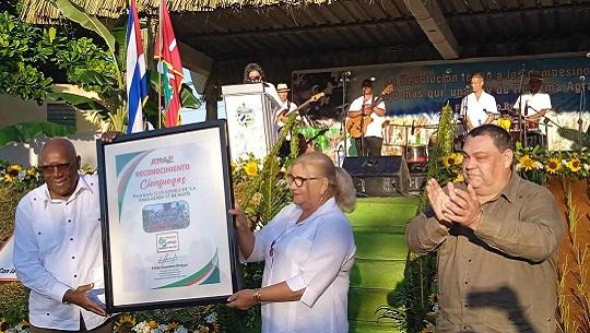 El vicepresidente cubano entrega a Yazmín Jiménez, presidenta de la ANAP en la provincia, el reconocimiento a Cienfuegos como provincia ganadora de la emulación Foto: Julio Martínez Molina