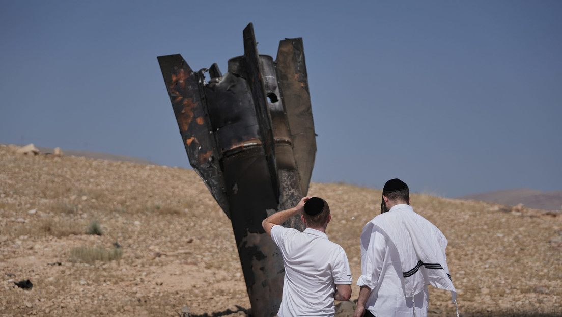 Personas inspeccionan los restos de un misil iraní que cayó cerca de Jericó, en Cisjordania, 8 de junio de 2026.Mahmoud Illean / AP 