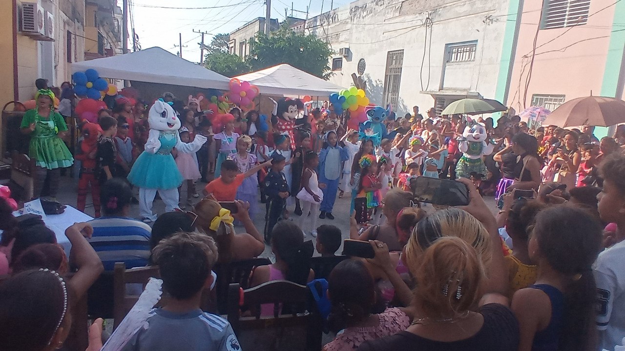 Con un variado espectáculo que incluyó una gran fiesta de disfraces se celebró el Día de la Infancia en Manzanillo //Foto: Eliexer Peláez Pacheco