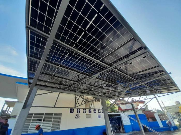 Entre los planes inmediatos está completar los 60 paneles solares. Foto: Germán Veloz Placencia