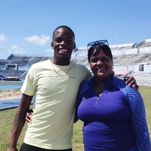 El saltador cubano Jorge Hodelín junto a su madre durante la premiación del Envol Trophée en Francia. Deporcuba