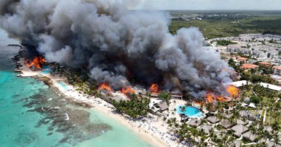 Imágenes aéreas captadas por drones registraron las enormes columnas de humo que salían del hotel siniestrado// Foto: Reuters
