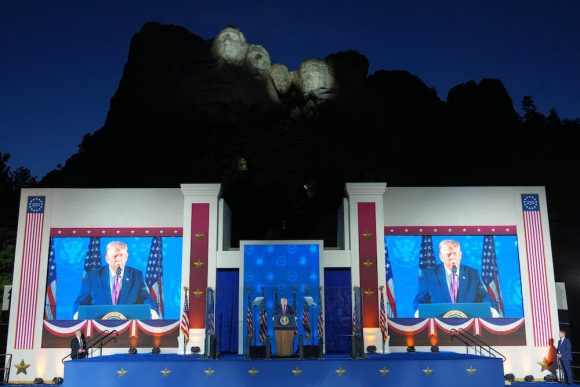 Trump denunció que la identidad estadounidense está “bajo un ataque renovado” y advirtió sobre el “resurgimiento de la amenaza del comunismo”. Foto: AP.