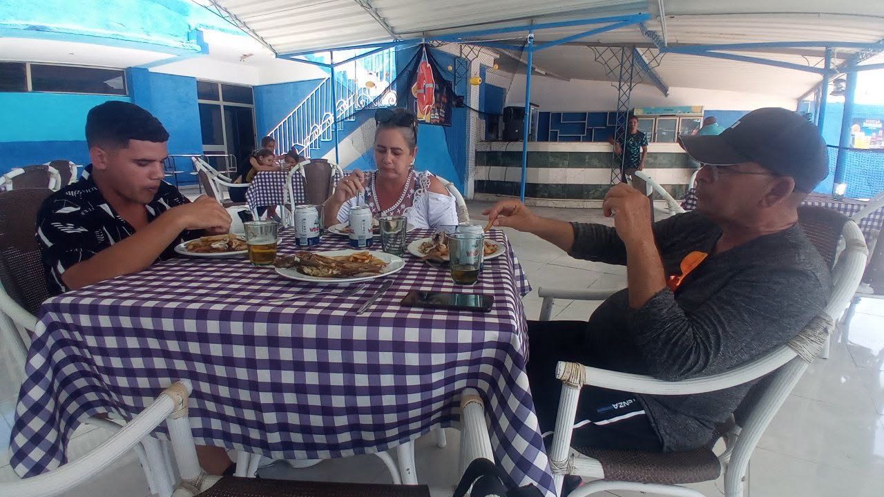 Elizabeth y su familia fueron los primeros manzanilleros en degustar el plato de la liseta frita, opción rescatada por Epigran //Foto: Eliexer Peláez Pacheco