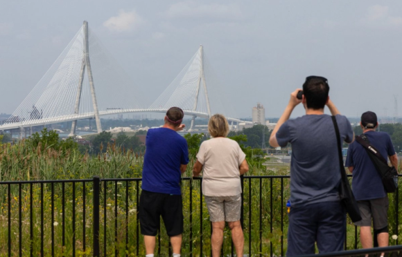 Personas observan el Puente Internacional Gordie Howe desde el lado canadiense, en Windsor, Ontario, Canadá, el 27 de julio de 2026. Canadá inauguró el lunes un nuevo puente internacional que conecta Windsor en Ontario y Detroit en Estados Unidos. Foto Xinhua