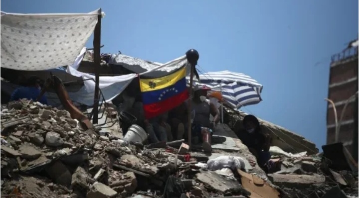 A una semana del doble terremoto que devastó la nación bolivariana, el gobierno reporta 2 mil 295 muertos, 11 mil 267 heridos y 12 mil 841 damnificados. Ante la magnitud de la tragedia, se decretaron siete días de duelo nacional, mientras crecen las denuncias por la tardía respuesta estatal // Foto: Alfredo Domínguez