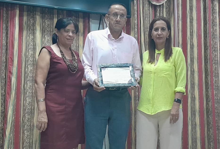 El Doctor en Ciencias Juan Nicolás Soriano Jústiz recibió el Premio Anual de Salud 2026 por partida doble en las categorías de artículos científicos y libros digitales y tesis en salud // Foto: Denia Fleitas