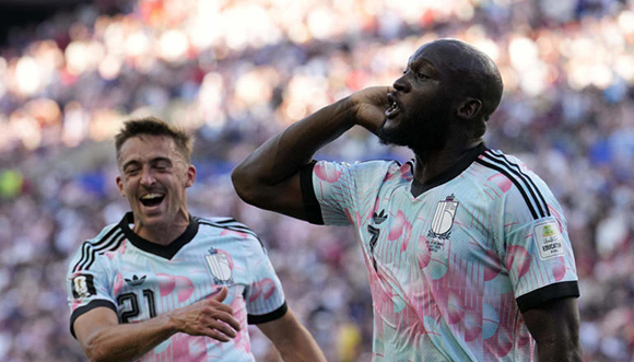 Romelu Lukaku con un potente disparo anotó el cuarto gol de Bélgica. Foto: FIFA