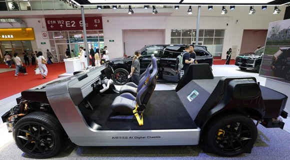 Un chasis digital con inteligencia artificial se exhibe en el área de exposición de Vehículos Inteligentes durante la cuarta Exposición Internacional de la Cadena de Suministro de China (CISCE, por sus siglas en inglés), en Beijing, la capital de China, el 23 de junio de 2026. Foto: Zhang Chenlin/ Xinhua.