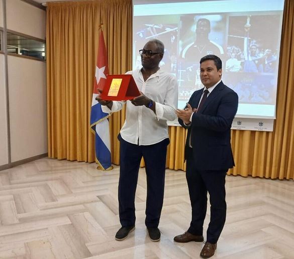 Yoel Despaigne es reconocido con su ingreso al Salón Internacional de la Fama del Voleibol //Foto: PL