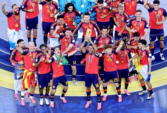 Con esta victoria, la Roja vuelve a levantar el trofeo 16 años después de su inolvidable primer título en Sudáfrica 2010.