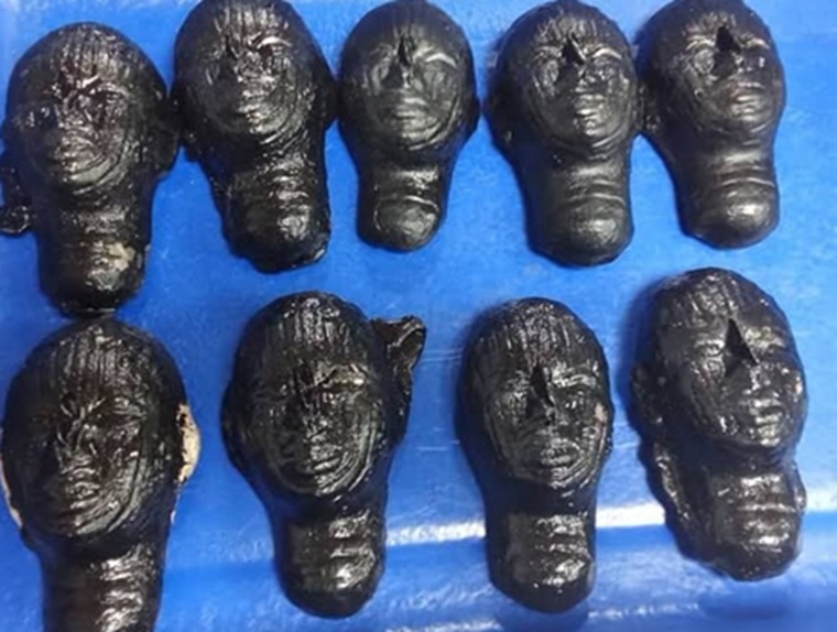 El oro estaba oculto en nueve figuras pintadas de negro.// Foto: tomada del perfil Aduana de Cuba en Facebook