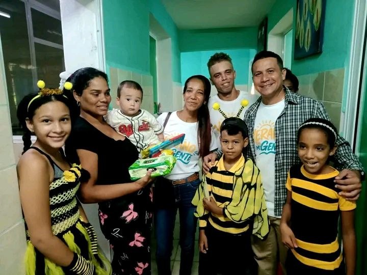 Reynier Beltrán, primer secretario del PCC en Manzanillo junto a líderes juveniles e integrantes del proyecto Colmena de Alegrías y Esperanzas en el hospital pediátrico Hermanos Cordové por el Día de los Niños // Foto: Cortesía Comité Municipal UJC