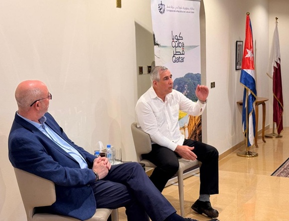 El vice primer ministro Dr. Eduardo Martínez Díaz arribó a Doha para participar, en representación del Gobierno y pueblo cubanos, en las honras fúnebres de Su Alteza el Emir Padre, el jeque Hamad bin Khalifa Al Thani. Foto: Embajad de Cuba en Qatar.