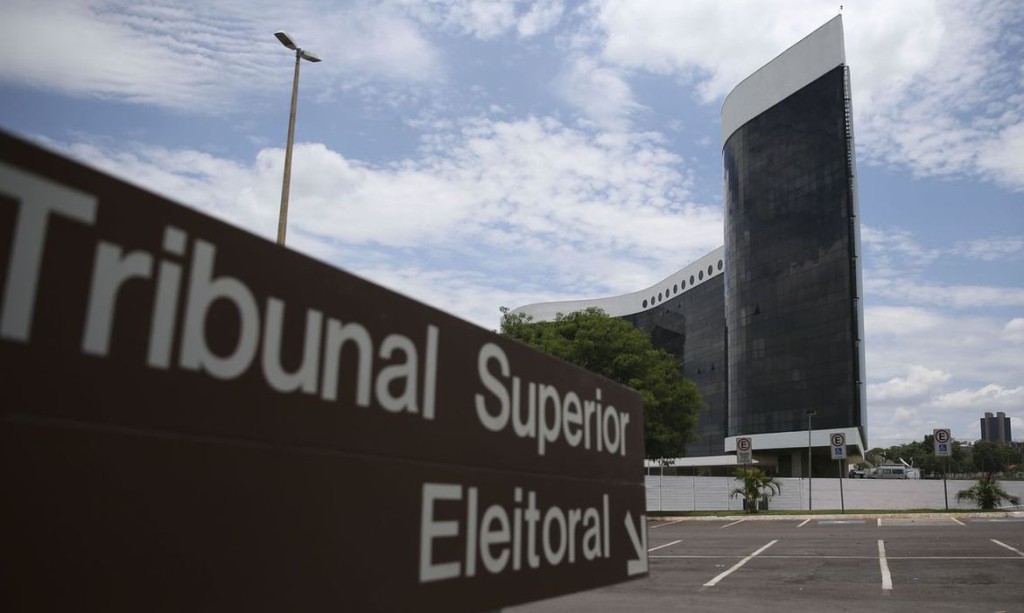 O TSE aumentou o esquema de segurança para acessar o prédio do tribunal neste domingo Foto: PL
