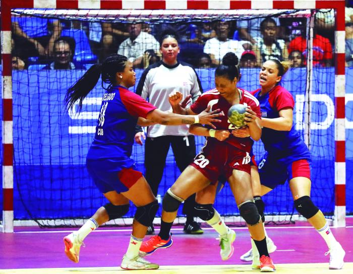 La defensa central fue clave para detener los ataques rivales. Foto: enviado especial, Ricardo López Hevia