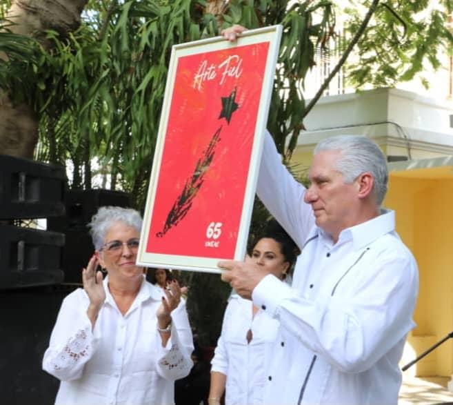 Momento en que Díaz-Canel recibe la obra distintiva de la campaña Arte Fiel, como regalo a Raúl. Foto: Vladimir Molina