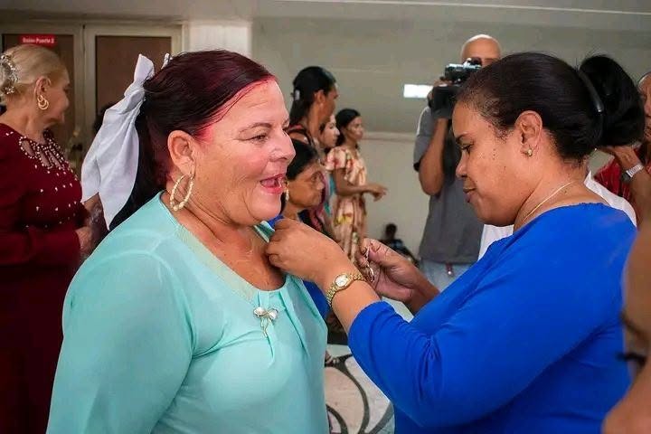 Nelvis Ramírez Núñez, única manzanillera que recibió la condecoración 23 de agosto de la FMC en la ceremonia provincial de condecoraciones //Foto: Tomada del perfil de facebook de Radio Bayamo