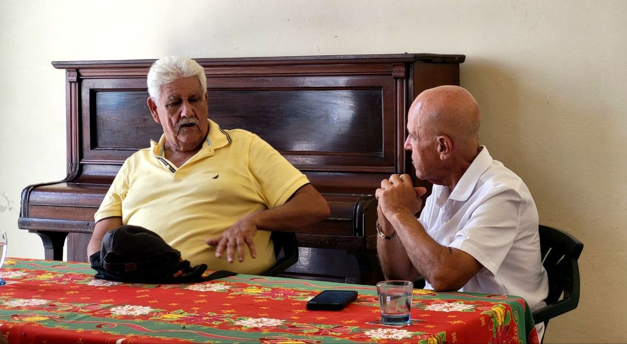 Pedro Enrique Vera Portales evocó en el conversatorio la memoria histórica de Fidel Castro junto a José Antonio Matilla Vázquez, director de la Oficina de Patrimonio Cultural del territorio. // Foto: María Fonseca Alejandre