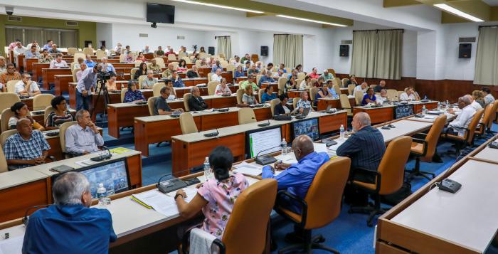En el seminario se evaluó el avance de las transformaciones económicas y sociales, con 155 normas jurídicas ya implementadas y 17 pendientes para este mes. Foto: Estudios Revolución