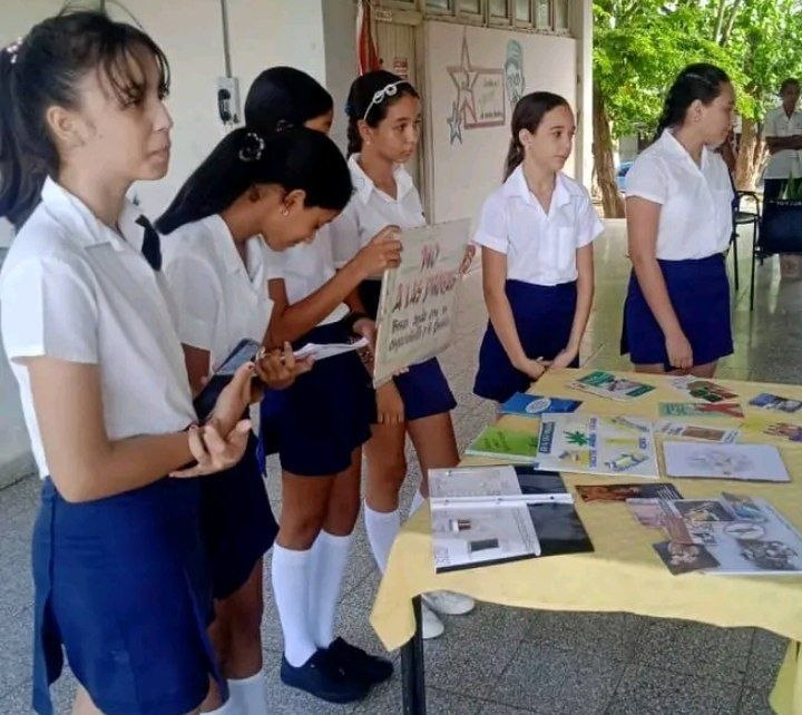 Especialista de la salud pública dialoga con estudiantes de la escuela secundaria básica Manuel Fajardo Rivero // Foto tomada de Facebook
