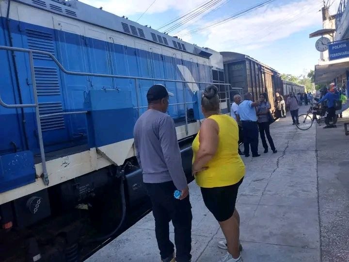 A las 5 y 15 de la tarde de este miércoles salió de Bayamo hacia Manzanillo el tren que enlaza las dos ciudades granmenses // Foto: Jorge Luis Arias Morales