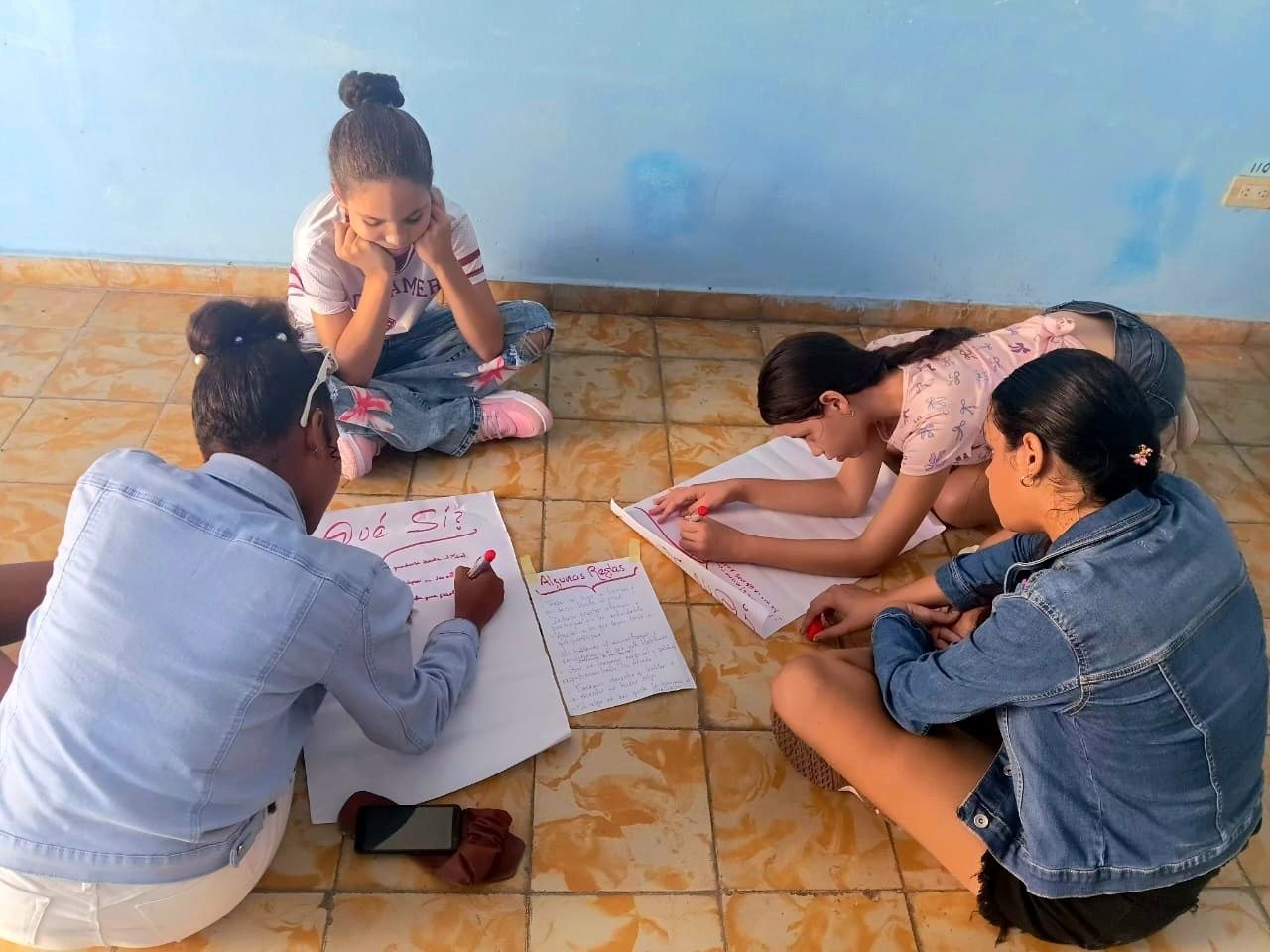 Primer círculo de adolescentes de Manzanillo durante una sesión de trabajo con los Kits de Innovación y Expresión, como parte del proyecto de prevención y atención al embarazo en la adolescencia. //Foto: Cortesía de Nilda Machado Álvarez