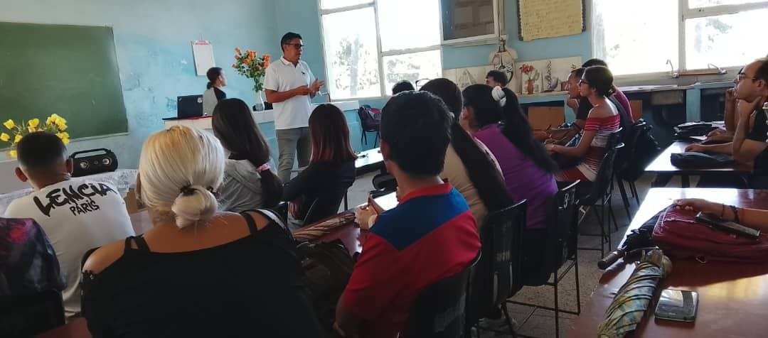 Máster en ciencias Eduardo Escalona Pardo, jefe del Comité Académico en este territorio suroriental a cargo de las capacitaciones del proyecto Inglés para el Desarrollo, durante la primera jornada de preparación / Foto cortesía de Eduardo Escalona